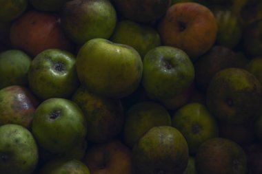 Doğal ışıklandırmalı elmalar