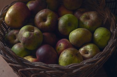 Doğal ışıklandırmalı elmalar