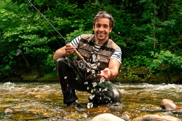 Joven Pescando Truchas Río — Foto de Stock