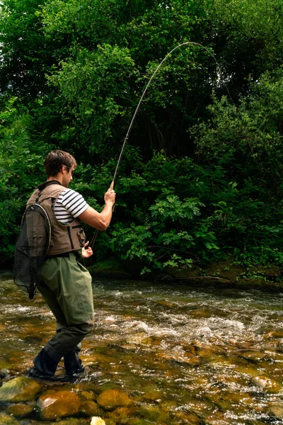 Jovem Pescando Trutas Rio — Fotografia de Stock