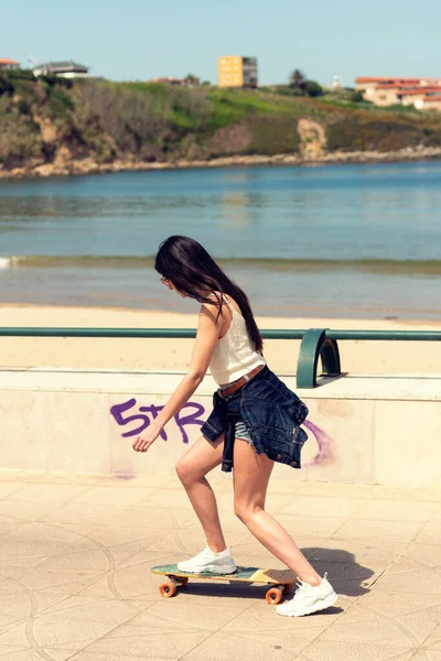 Skater Κορίτσι Τροχαίο Skateboard Της Ένα Δρόμο Στην Παραλία — Φωτογραφία Αρχείου