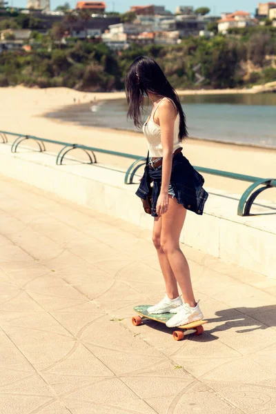 Skater Κορίτσι Τροχαίο Skateboard Της Ένα Δρόμο Στην Παραλία — Φωτογραφία Αρχείου