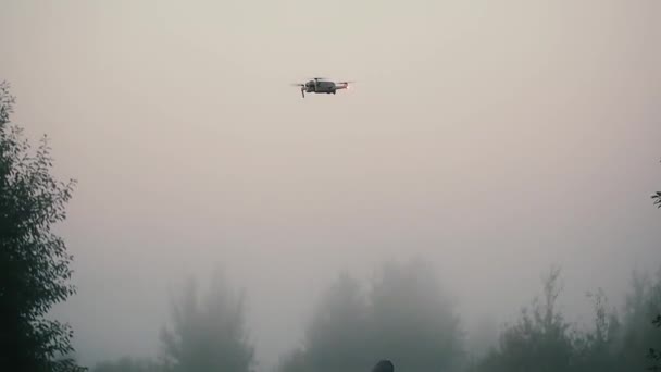 Чоловік запускає безпілотник рано вранці в тумані . — стокове відео