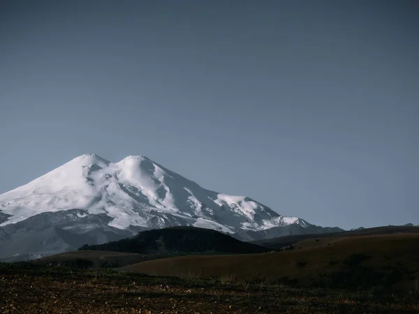 Góra Elbrus, nocny krajobraz na tle czystego nieba — Zdjęcie stockowe