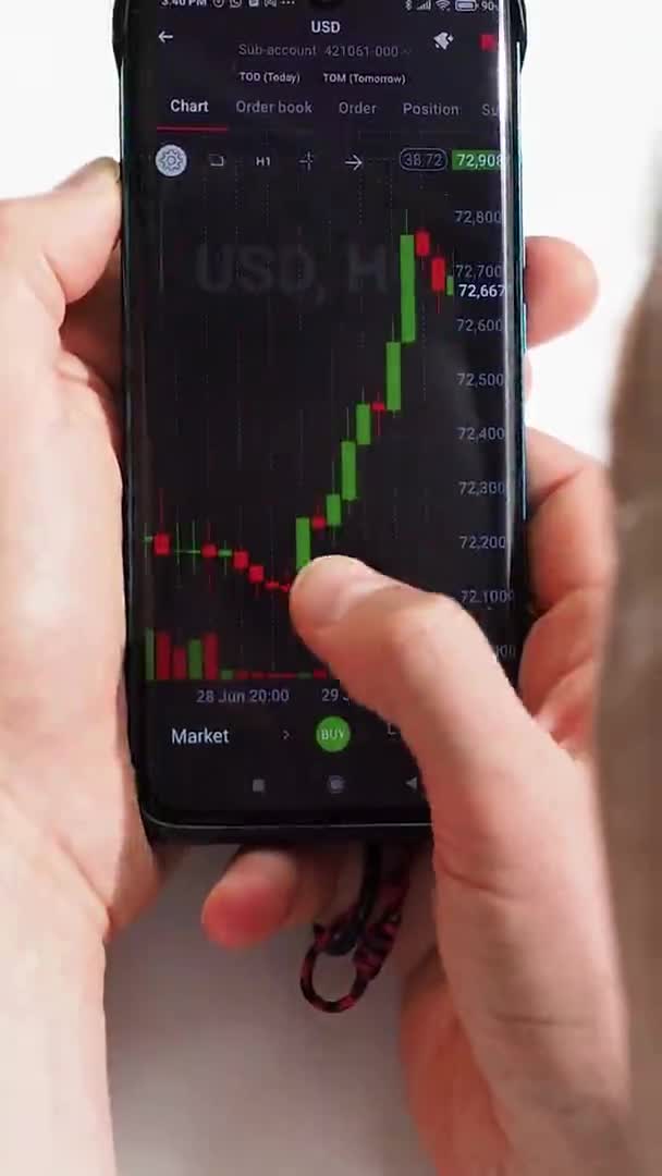 Инвестор проверяет динамику стоимости акций на экране смартфона. — стоковое видео