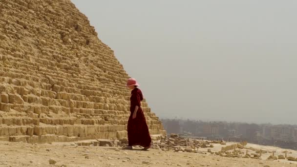 Turista Con Vestido Rojo Sombrero Rosa Gafas Camina Largo Pirámide — Vídeo de stock