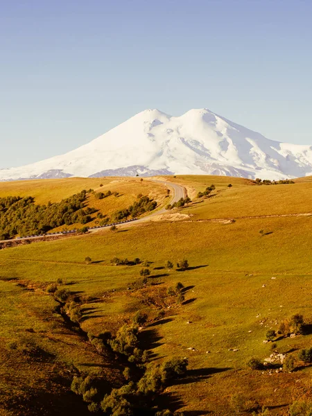 Sonbaharın Başlarında Güzel Elbrus Yol Tepeler Açık Bir Gökyüzünün Arka — Stok fotoğraf