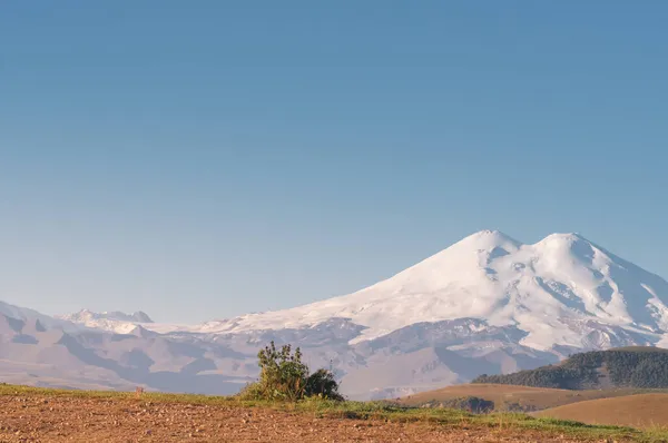 Monte Elbrus al amanecer. Vista de la montaña más alta de la cresta del Cáucaso —  Fotos de Stock