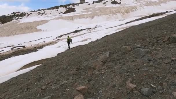 엘브루스 산맥의 눈덮인 지역을 건넌 남자를 따라가는 모습. — 비디오