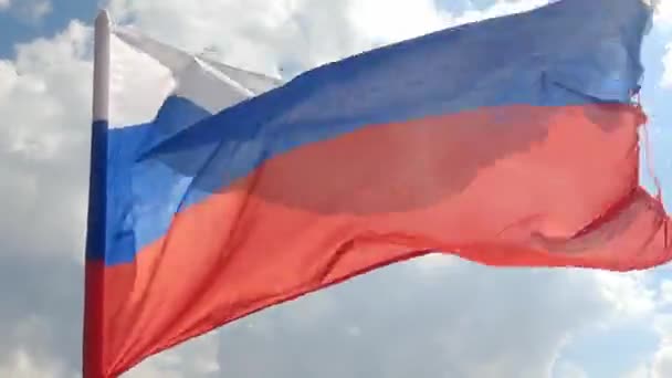 Russische Flagge entwickelt sich im Wind hoch in den Bergen, Nahaufnahme. — Stockvideo