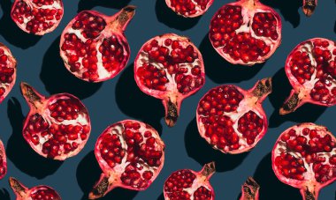 Mavi arka planda pürüzsüz bir nar deseni..