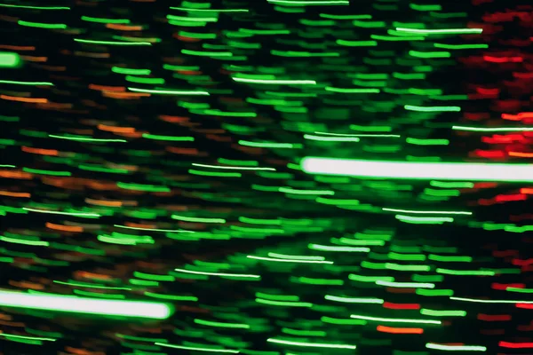 Abstracte achtergrond - lange wazig gedefocuste groene en rode lichten — Stockfoto