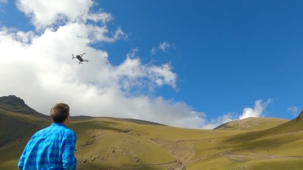 Drone εκτόξευσης σε όμορφους λόφους — Αρχείο Βίντεο