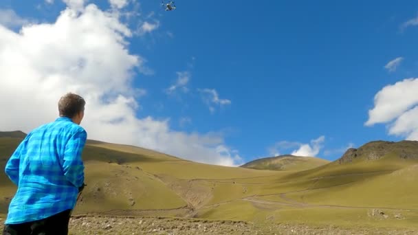 Drone lancering in prachtige heuvels — Stockvideo