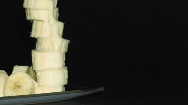 İnce bir akarsuya konsantre süt dilimlenmiş muzlarla dolu bir kaba dökülür.