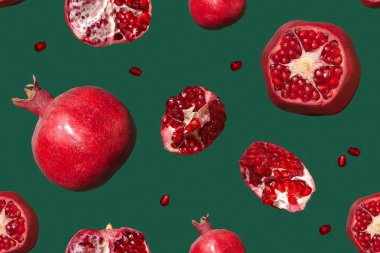 Yeşil zemin üzerinde pürüzsüz nar deseni.