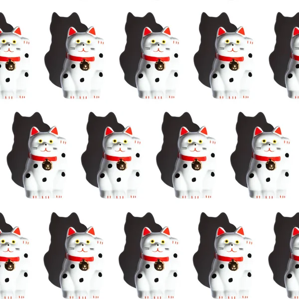 Padrão sem costura de gatos maneki-neko em um fundo branco, sombra dura. — Fotografia de Stock