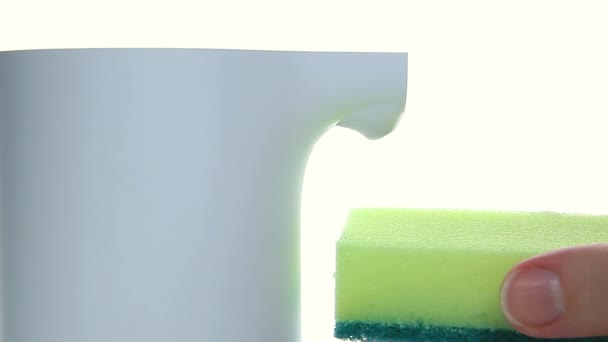 Contactless white dispenser dispenses white soap suds onto kitchen sponge — Stock Video