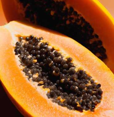 Kesikte olgun papaya, iki yarım, makro.