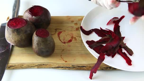 Pelar remolachas crudas con un cuchillo de verduras — Vídeos de Stock