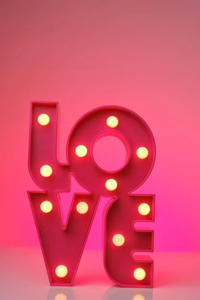 Láska. Růžové písmo láska na neonově růžovém pozadí.Vztahy a pocity. Valentýn. Inscriptions and slogans — Stock fotografie