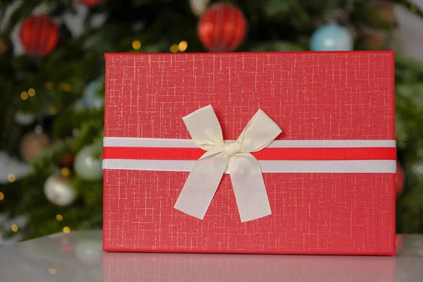 Presentes de Natal.Surpresas e presentes para as férias de inverno. Caixas vermelhas no fundo da árvore de Natal. — Fotografia de Stock