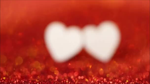 Láska. Srdce pozadí.Valentýna. bílá srdce v rudě zářících třpytkách na červeném pozadí. Vztahy a pocity.