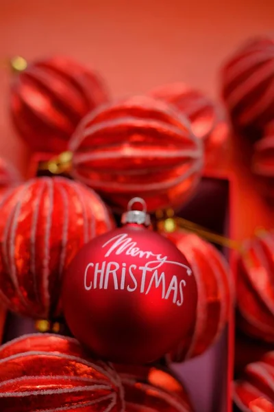 圣诞快乐。寒假，圣诞节的象征。红色装饰球。圣诞红球。漂亮的圣诞背景. — 图库照片
