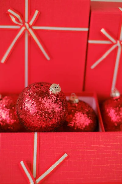 Χριστουγεννιάτικα δώρα. Κόκκινα κουτιά και μπάλες Χριστουγέννων σε μπεζ φόντο. Καλά Χριστούγεννα. Δώρα για τις χειμερινές διακοπές.Εορταστικό χριστουγεννιάτικο φόντο σε κόκκινο μπεζ χρώμα — Φωτογραφία Αρχείου