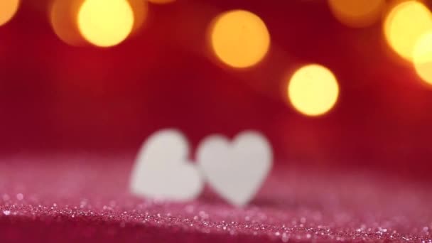 Sevgililer Günü. Kırmızı arka planda pembe parıltılı beyaz kalpliler. Pembe renklerde şenlikli romantik bir geçmişleri var. — Stok video