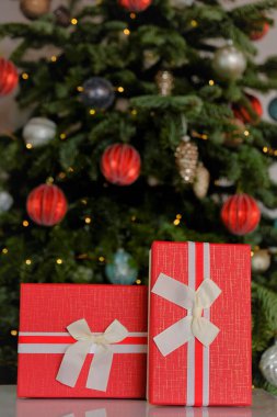 Noel hediyeleri. Noel ağacı arka planında hediye kutuları. Yeni yıl tatili