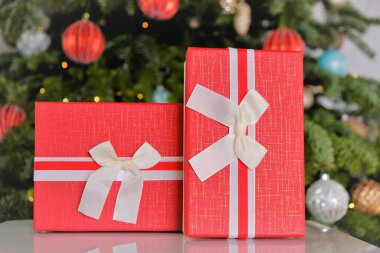 Noel hediyeleri. Noel ağacı arkaplanda hediye kutuları. Noel ve Yeni Yıl. 