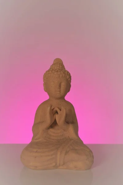 Buda em um fundo cor-de-rosa. Meditação e relaxamento sym.Buddhism religião fundo. — Fotografia de Stock