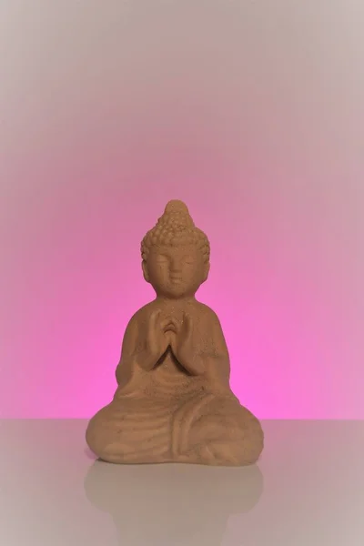 Buddha su sfondo rosa. Buddismo simbolo .Meditazione e relax .Buddismo religione sfondo. — Foto Stock