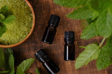 Nane özlü tuz, cam şişelerde nane yağı, nane özlü tuz. Nane özlü doğal kozmetik ve nane özlü aromaterapi.,