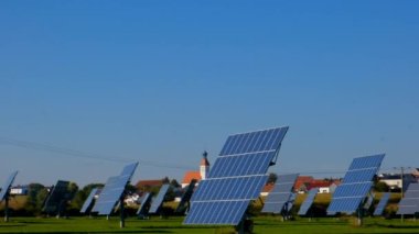 Yenilenebilir enerji. Güneş enerjisi çiftliği. Güneş enerjisi. Güneş panelleri alanı. Doğadan gelen alternatif yenilenebilir enerji. Güneş enerjisi teknolojisi. Alternatif enerji kaynakları.