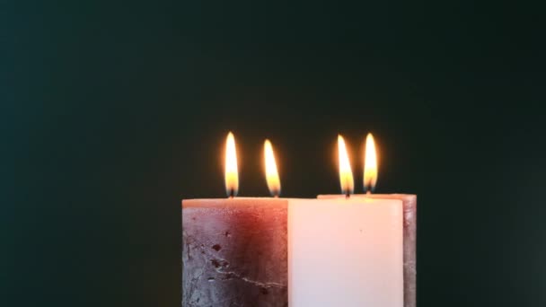 Σετ κεριών σε σκούρο πράσινο φόντο.Περιστροφή. Κεριά σετ. Κεριά μοκ. Σβησμένα κεριά. — Αρχείο Βίντεο