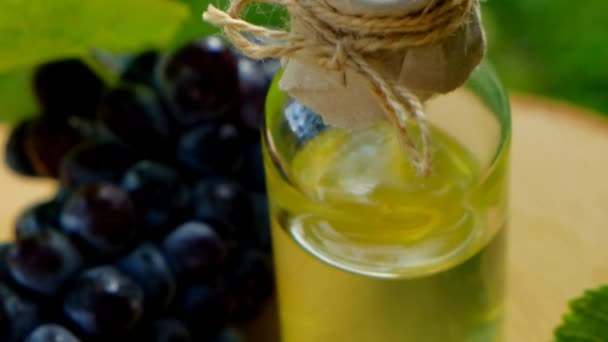 Olio Biologico Naturale di Semi d'Uva. Aceto d'Uva. bottiglia di vetro e grappolo di uva scura — Video Stock