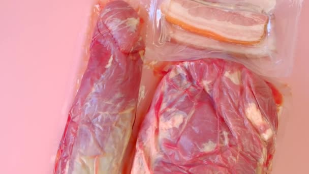 Carne de cerdo. Carne envasada al vacío de cerca. Productos cárnicos. textura de carne. — Vídeos de Stock