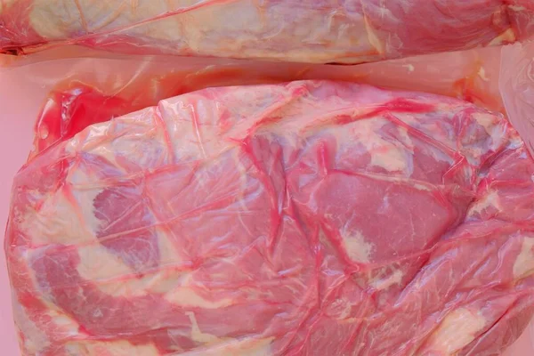 Carne de porco. Pedaços de porco frescos. Textura da carne.Carne embalada a vácuo. Produtos à base de carne. — Fotografia de Stock