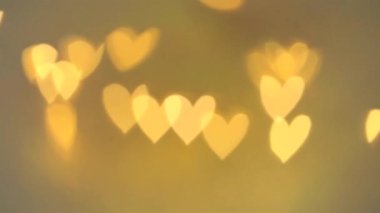 Aşk konsepti. Sevgililer Günü. Bulanık arka planda altın bokeh kalpler. Parlayan boke kalpler. Aşk sembolü. Şenlikli romantik bir geçmiş.