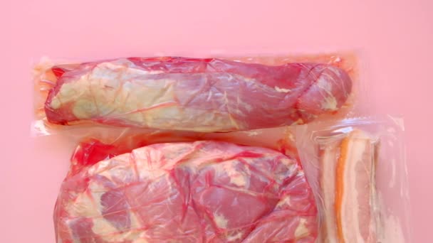 Мясопродукты. Свинина. Вакуумная упаковка мяса крупным планом. текстура мяса. — стоковое видео