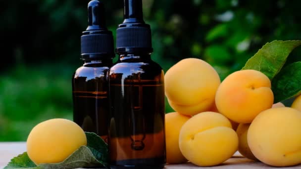 杏仁油。有机天然生物油。在玻璃瓶里放杏仁油和成熟的杏仁水果 — 图库视频影像