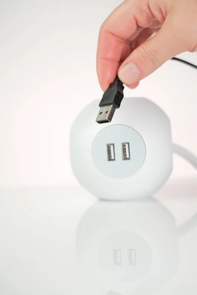 USB-адаптер. Розетка з USB-роз'ємом. Руки та USB-кабель у зарядці. зарядна станція. Квадратний гніздо і жіночі руки з зарядним пристроєм . — стокове фото