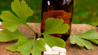 Ginkgo biloba tabletleri. Doğal bitkisel ilaçlar..