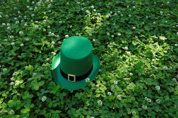 Patrick Day.Sombrero de duende verde en trébol verde.Vacaciones tradicionales irlandesas.Fondo de San Patricio. Día de San Patricio fondo verde con hojas de trébol. — Foto de Stock