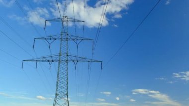 Elektrik güç hattının direği. Yüksek gerilim gücü. Elektrik hattı. Mavi gökyüzü arkaplanındaki elektrik hatları. Mavi gökyüzü arka planındaki elektrik hattı. Elektrik kavramı.