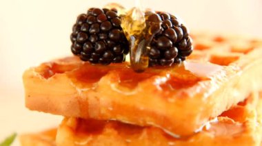 Belçika Waffle 'ları. Ballı fırınlama. Lezzetli kahvaltı..