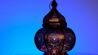 Mavi arka planda Mübarek feneri. Ramazan tatili
