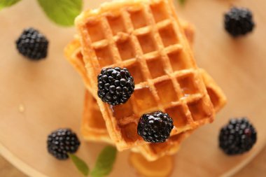 Belçika waffle 'ı. Ballı waffle. Bal ve böğürtlenli waffle.